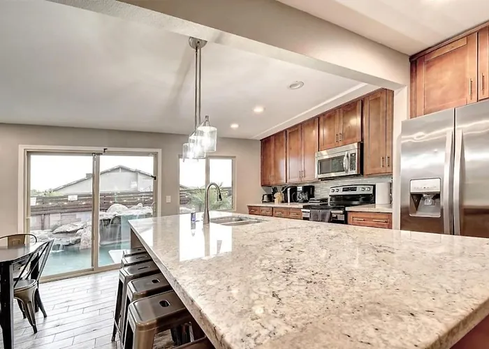 Massive 19br Estate Private Pool And Hot Tub Sleeps 32 Pet-friendly
