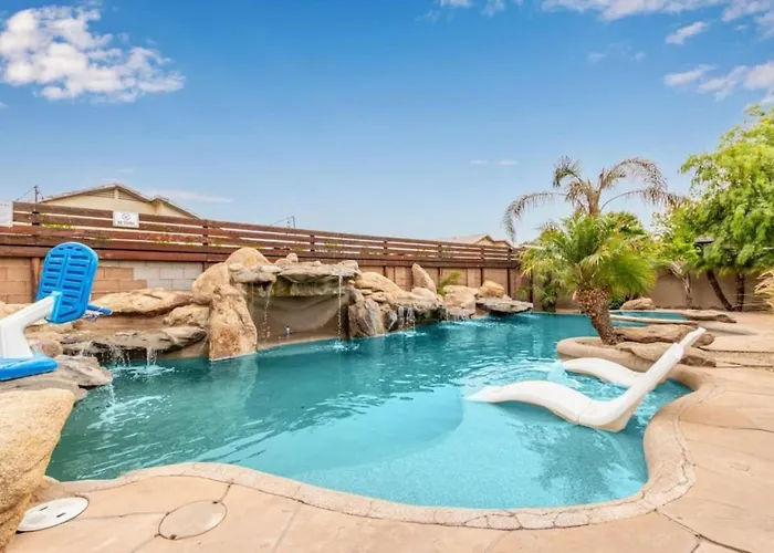 Massive 19br Estate Private Pool And Hot Tub Sleeps 32 Pet-friendly *