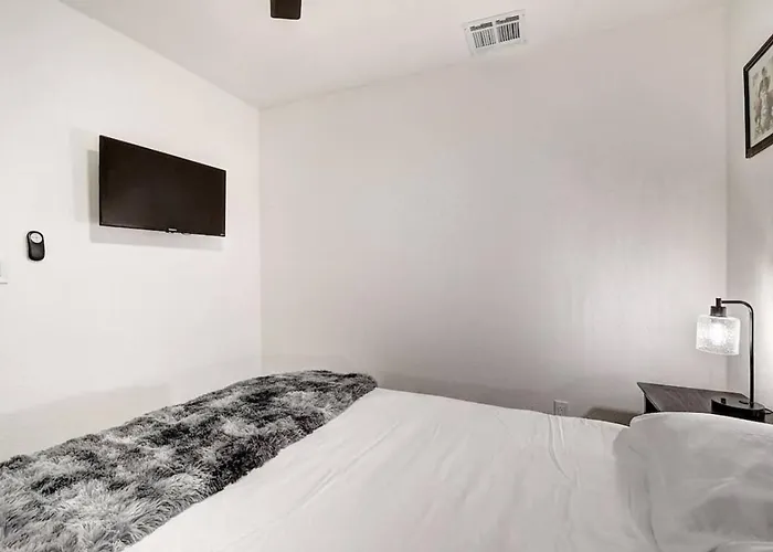 Massive 19br Estate Private Pool And Hot Tub Sleeps 32 Pet-friendly Ferienhaus