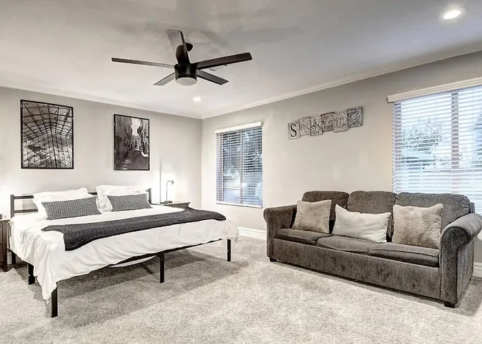 Massive 19br Estate Private Pool And Hot Tub Sleeps 32 Pet-friendly