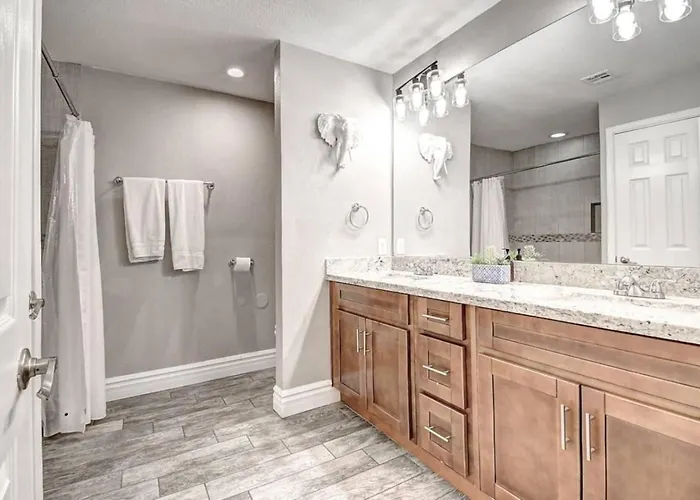 Massive 19br Estate Private Pool And Hot Tub Sleeps 32 Pet-friendly Phoenix