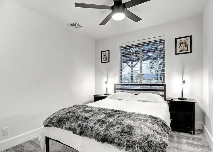 Massive 19br Estate Private Pool And Hot Tub Sleeps 32 Pet-friendly