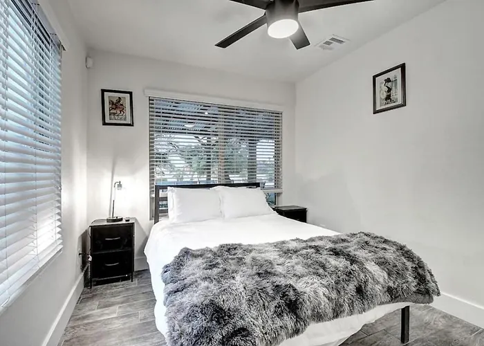 Massive 19br Estate Private Pool And Hot Tub Sleeps 32 Pet-friendly