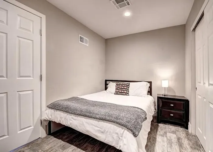 Massive 19br Estate Private Pool And Hot Tub Sleeps 32 Pet-friendly *