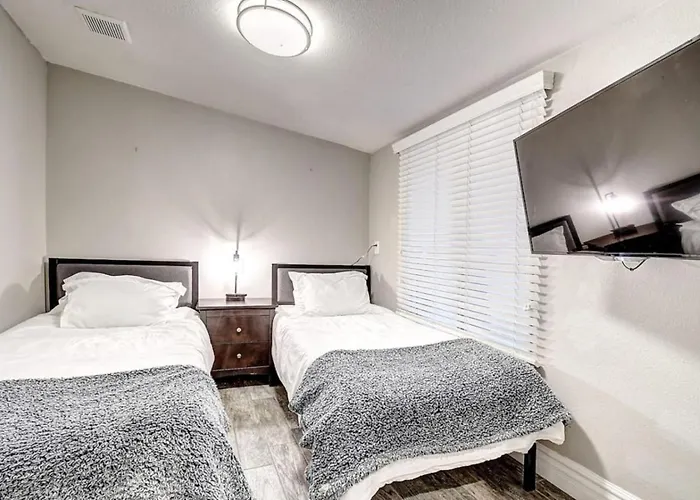 Massive 19br Estate Private Pool And Hot Tub Sleeps 32 Pet-friendly Phoenix