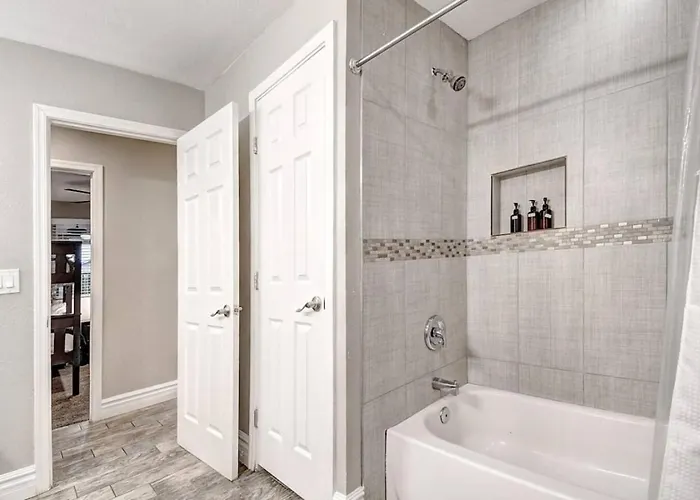 Massive 19br Estate Private Pool And Hot Tub Sleeps 32 Pet-friendly *