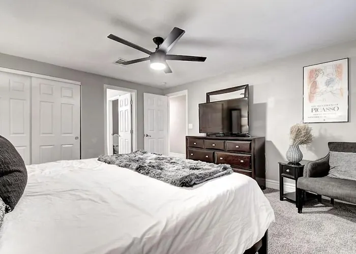 Massive 19br Estate Private Pool And Hot Tub Sleeps 32 Pet-friendly Phoenix