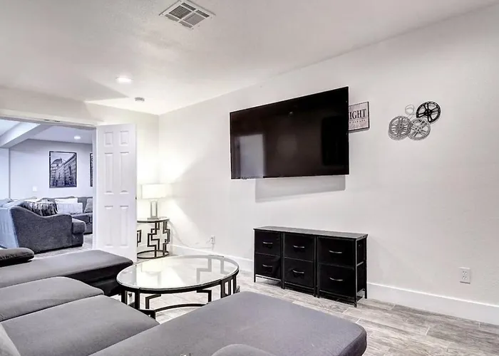 Massive 19br Estate Private Pool And Hot Tub Sleeps 32 Pet-friendly
