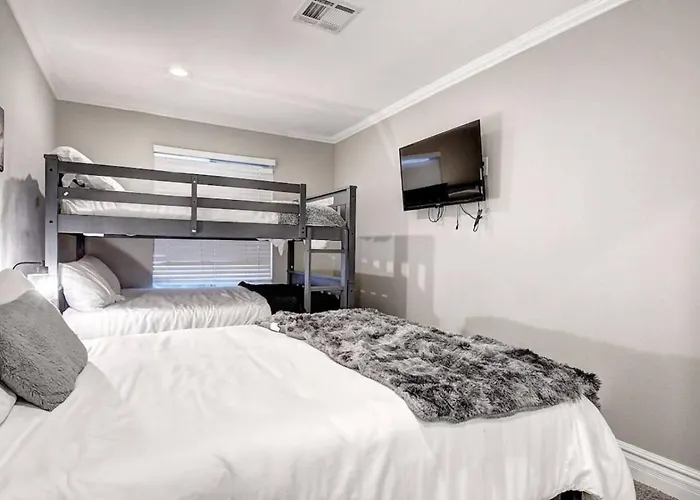 Massive 19br Estate Private Pool And Hot Tub Sleeps 32 Pet-friendly Ferienhaus