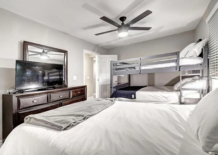 Massive 19br Estate Private Pool And Hot Tub Sleeps 32 Pet-friendly Ferienhaus