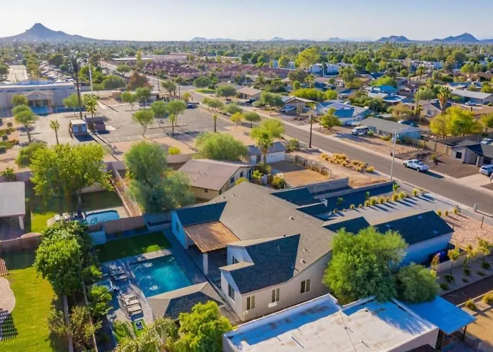 Massive 19br Estate Private Pool And Hot Tub Sleeps 32 Pet-friendly *