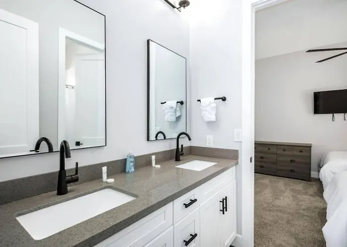 Massive 19br Estate Private Pool And Hot Tub Sleeps 32 Pet-friendly Phoenix