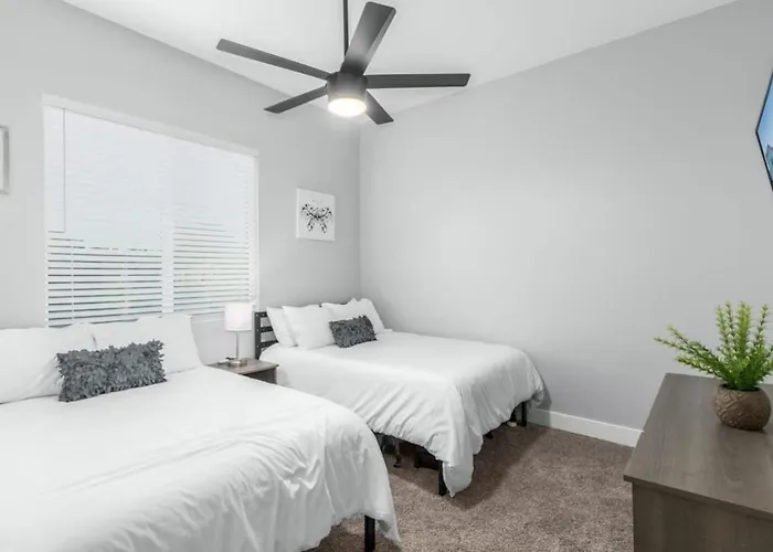 Massive 19br Estate Private Pool And Hot Tub Sleeps 32 Pet-friendly Phoenix
