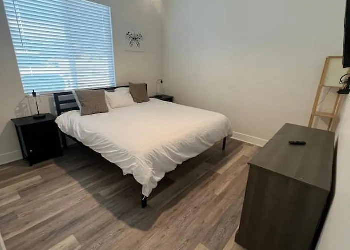 Massive 19br Estate Private Pool And Hot Tub Sleeps 32 Pet-friendly