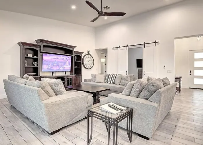 Massive 19br Estate Private Pool And Hot Tub Sleeps 32 Pet-friendly Phoenix