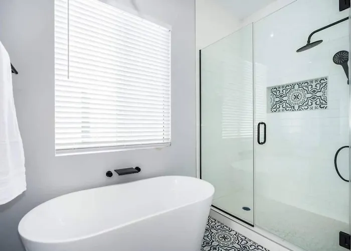Massive 19br Estate Private Pool And Hot Tub Sleeps 32 Pet-friendly Phoenix