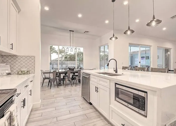 Massive 19br Estate Private Pool And Hot Tub Sleeps 32 Pet-friendly