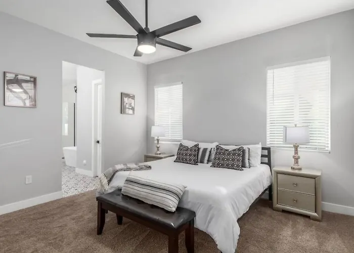 Massive 19br Estate Private Pool And Hot Tub Sleeps 32 Pet-friendly *