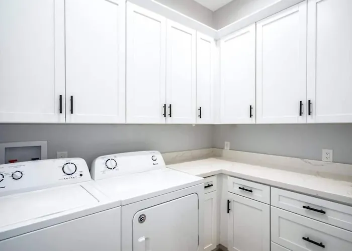 Massive 19br Estate Private Pool And Hot Tub Sleeps 32 Pet-friendly Ferienhaus *