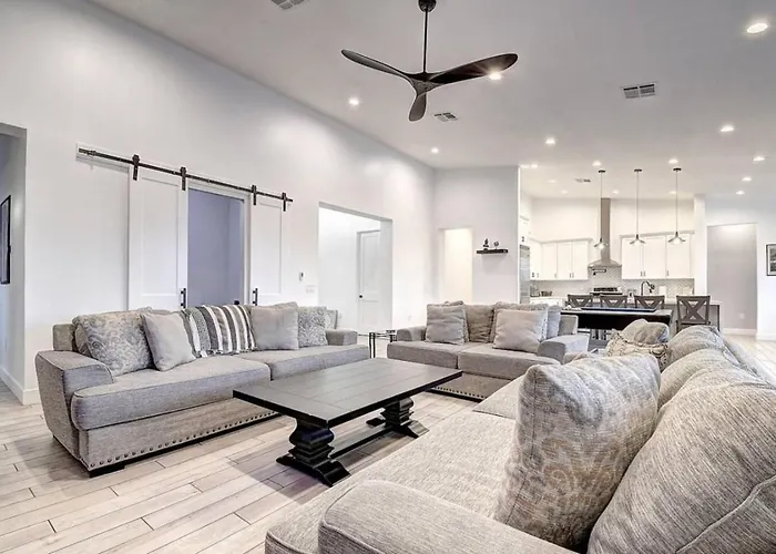 Massive 19br Estate Private Pool And Hot Tub Sleeps 32 Pet-friendly Ferienhaus *