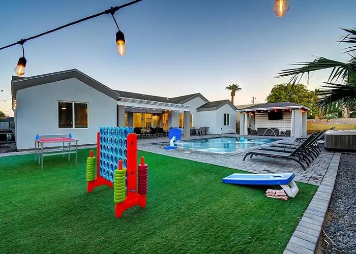 Massive 19br Estate Private Pool And Hot Tub Sleeps 32 Pet-friendly